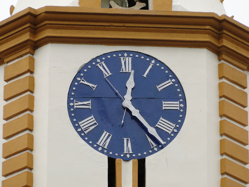 Reloj en la torre de la iglesia. 